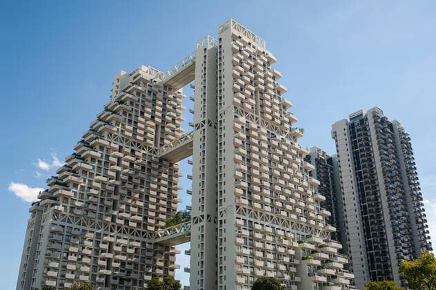 09.05.2020, Singapur, Republik Singapur, Asien - Blick auf das Wohnhochhaus Sky Habitat im Stadtteil Bishan gelegen, entworfen vom israelisch-kanadischen Architekten Moshe Safdie. *** 09 05 2020, Singapore, Republic of Singapore, Asia View of the Sky Habitat residential tower in the Bishan district, designed by the Israeli-Canadian architect Moshe Safdie