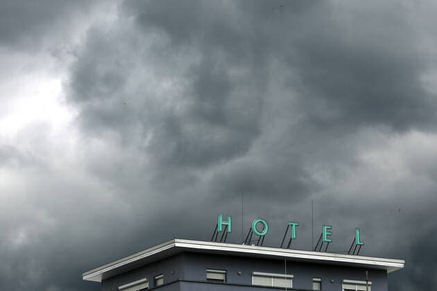 19.05.2020, Berlin - Deutschland. Symbolfoto Düstere Aussichten für die Hotelbranche in Zeiten der Corona-Krise, über einem Hotel ballen sich dunkle Wolken.