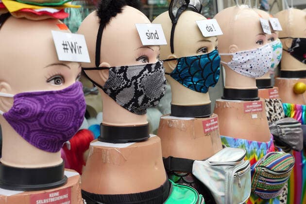 222.05.2020, Berlin - Deutschland. Für den Kampf gegen den Corona-Virus bietet dieser Laden Mundschutz - Masken an, wie eine kleine Armee sind die Modelle ausgestellt.