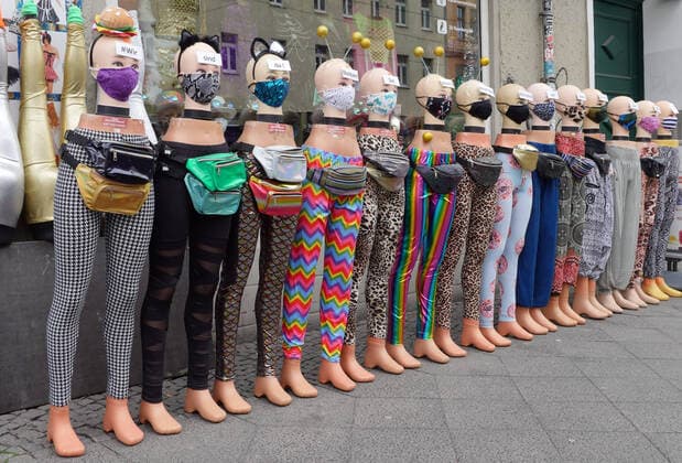 222.05.2020, Berlin - Deutschland. Für den Kampf gegen den Corona-Virus bietet dieser Laden Mundschutz - Masken an, wie eine kleine Armee sind die Modelle ausgestellt.