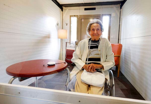 Düsseldorf, Deutschland, 20.05.2020 Eine 97- jährige Seniorin in einem Besuchscontainer des Altenheims Johannes -Höver - Haus in Düsseldorf