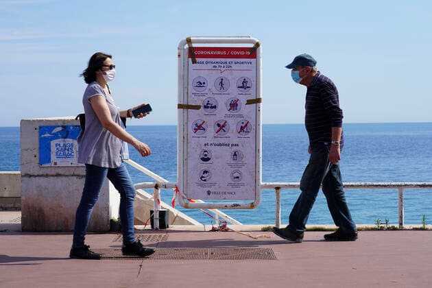 Deconfinement sur la promenade des anglais - Passant portant un masque NEWS : Covid 19 Coronavirus en France - Nice - 22 05 2020 NorbertScanella PanoramiC 