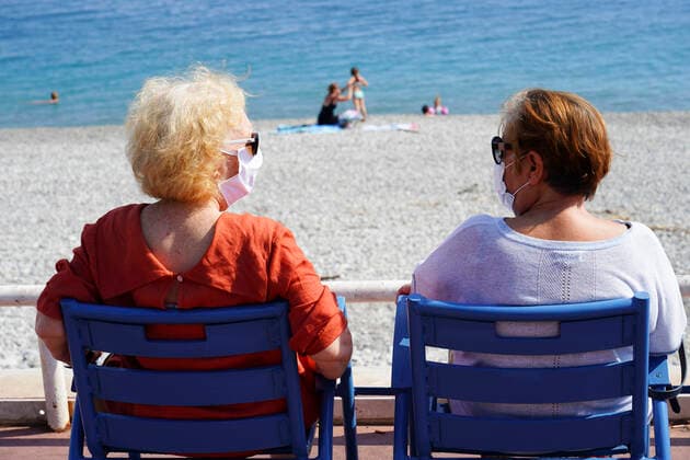 Deconfinement sur la promenade des anglais - Femmes portant un masque NEWS : Covid 19 Coronavirus en France - Nice - 22 05 2020 NorbertScanella PanoramiC 