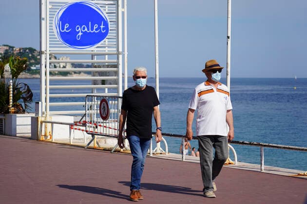 Deconfinement sur la promenade des anglais - Passants portant un masque NEWS : Covid 19 Coronavirus en France - Nice - 22 05 2020 NorbertScanella PanoramiC 