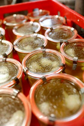 12.11.2019 Oeding Wurstgeschwister Rüweling Hier werden Gerichte Wurst und Suppen produziert und in Weckgläser eingekocht fertiges Weck Glas *** 12 11 2019 Oeding Wurstgeschwister Rüweling This is where dishes of sausage and soup are produced and cooked in preserving jars Ready to use Weck Glas