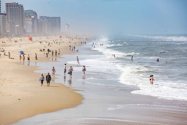 Bilder des Jahres 2020, News 05 Mai News Themen der Woche KW21 May 22, 2020, Virginia Beach, VA, USA: VIRGINIA BEACH, VA - MAY 22: Beachgoers practice social distancing while enjoying Memorial Day weekend on May 22, 2020, in Virginia Beach, VA. This is the first day of the beach s reopening for swimming, sunbathing, and limited recreational activity. If all goes well with Virginia s Phase 1 reopening pilot program, beaches may follow similar guidelines for reopening during the Coronavirus (COVID-19) pandemic. ( Icon Sportswire) Virginia Beach USA - ZUMAi88_ 20200522_zaf_i88_014 Copyright: xAnnettexHollowayx