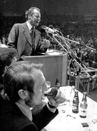 Der SPD-Parteivorsitzende und Ex-Bundeskanzler Willy Brandt am 14. März 1975 bei einer Wahlkampfkundgebung in der Kieler Ostseehalle zur Landtagswahl in Schleswig-Holstein. Im Vordergrund SPD-Spitzenkandidat Klaus Matthiesen (1941 - 1998). Von 1973 bis 1983 war Matthiesen SPD-Fraktionschef im Kieler Landtag, von 1983 bis 1985 Minister für Ernährung, Landwirtschaft und Forsten in Nordrhein-Westfalen und von 1985 bis 1995 dort Minister für Umwelt, Raumordnung und Landwirtschaft. *** SPD party leader and former Chancellor Willy Brandt on 14 March 1975 at a campaign rally in Kiels Ostseehalle for the state elections in Schleswig Holstein In the foreground SPD top candidate Klaus Matthiesen 1941 1998 From 1973 to 1983 Matthiesen was SPD pa