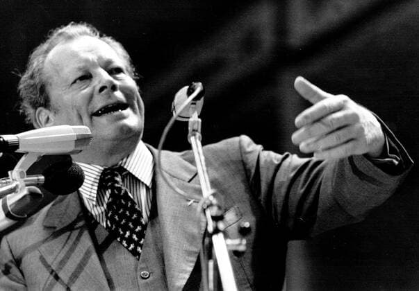 Der SPD-Parteivorsitzende und Ex-Bundeskanzler Willy Brandt am 14. März 1975 bei einer Wahlkampfkundgebung in der Kieler Ostseehalle zur Landtagswahl in Schleswig-Holstein.