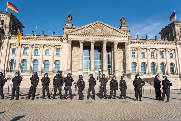 Berlin, Protest vor dem Bundestag Deutschland, Berlin - 06.05.2020: Im Bild sind Polizisten vor dem Reichstagsgebäude zu sehen. Berlin Berlin Deutschland