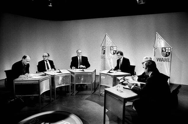Deutschland, Bonn, 28.01.1990. Archiv-Nr.: 12-56-35 Elephantenrunde im ZDF-Studio zur Landtagswahl im Saarland Foto: v.l.n.r.: Ralf Fuecks, Sprecher des Bundesvorstandes der Gruenen, FDP-Vorsitzender Otto Graf Lambsdorff, CDU-Vorsitzender Helmut Kohl, ZDF-Redakteur Wolfgang Herles, SPD-Vorsitzender Hans-Jochen Vogel und CSU-Vorsitzender Theo Waigel Elephantenrunde im ZDF-Studio zur Landtagswahl im Saarland *** Germany, Bonn, 28 01 1990 Archive No. 12 56 35 Elephant Round in the ZDF Studio for the State Election in Saarland Photo by Ralf Fuecks, Speaker of the Federal Green Party Executive Committee, FDP Chairman Otto Graf Lambsdorff, CDU Chairman Helmut Kohl, ZDF Editor Wolfgang Herles, SPD Chairman Hans Jochen Vogel and CSU Chairman Th