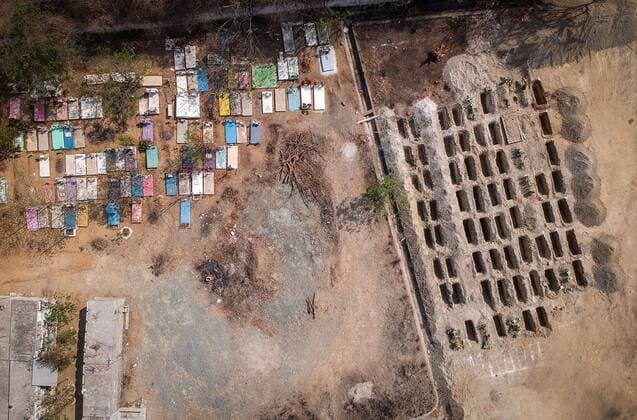 Bilder des Jahres 2020, News 05 Mai News Themen der Woche KW21 News Bilder des Tages View of graves in El Palmar Pantheon, Acapulco, Guerrero State, Mexico, 23 May 2020. Given the increase in COVID-19 cases, the Guerrero state government created 300 mass graves in the coastal city of Acapulco, southern Mexico, since the pantheons and crematoriums are at the limit of their capacity. Guerrero state creates 300 graves for death of COVID-19 !ACHTUNG: NUR REDAKTIONELLE NUTZUNG!  Copyright: xDavidxGuzmánx MEX1543 20200524-637258825448705186