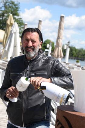 Ugo Crocamo Wirt HÕugos Beach Bar am Undosa Restaurant Starnberg 24.05.20 am Starnbergersee Starnberg