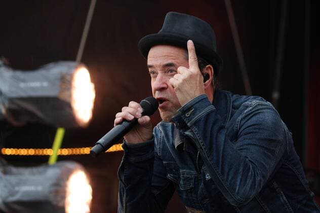 Bilder des Jahres 2020, Entertainment 05 Mai Entertainment Themen der Woche KW21 Autokonzerte Erfurt - Radio Doria - Jan Josef Liefers 24.05.2020, Erfurt, Messehalle, Autokonzerte Erfurt, die deutsche Band Radio Doria mit Frontmann Jan Josef Liefers (weitere Mitglieder Gunter Papperitz, Christian Adameit, Jens Nickel, Timon Fenner) spielt live auf der Bühne, die Besucher des Konzerts sitzen im Auto und empfangen den Ton über eine Frequenz im Autoradio, Grossveranstaltungen sind während der Corona-Pandemie untersagt im Bild: Jan Josef Liefers *** Autoconcerts Erfurt Radio Doria Jan Josef Liefers 24 05 2020, Erfurt, exhibition hall, Autoconcerts Erfurt, the German band Radio Doria with frontman Jan Josef Liefers other members Gunter Papperitz, Christian Adameit, Jens Nickel, Timon Fenner plays live on stage, the visi