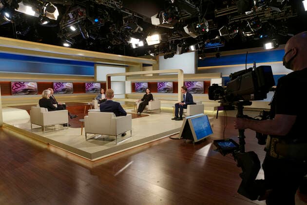 Entertainment Themen der Woche KW21 News Bilder des Tages Olaf Scholz 2020-05-24, Berlin, Deutschland - Der Bundesfinanzminister, die Parteivorsitzende von Bündnis 90 Die Grünen, der Präsident des Bundes der Steuerzahler, ein Mitglied des Sachverständigenrats zur Begutachtung der gesamtwirtschaftlichen Entwicklung und der stellvertretende Chef der CDU- CSU-Bundestagsfraktion und Bundesvorsitzende der Mittelstands- und Wirtschaftsunion, MIT, zu Gast bei Anne Will im Ersten Deutschen Fernsehen. Thema der Polittalk-Runde im Ersten: Milliarden gegen die Krise - wird das Geld richtig investiert? *** Olaf Scholz 2020 05 24, Berlin, Germany The Federal Minister of Finance, the chairwoman of Bündnis 90 Die Grünen, the president of the Taxpayers Association, a member of the German Council of Economic