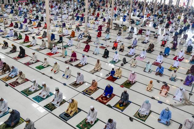 Bilder des Jahres 2020, News 05 Mai News Themen der Woche KW22 News Bilder des Tages May 25, 2020, Dhaka, Dhaka, Bangladesh: Muslims attend Eid ul-Fitr prayers at the Baitul Mokarram National Mosque during the lockdown as a preventive measure against the COVID-19 coronavirus pandemic in Dhaka, Bangladesh on May 25, 2020. Dhaka Bangladesh - ZUMAc321 20200525_zip_c321_004 Copyright: xZabedxHasnainxChowdhuryx