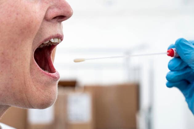 (ARKIV) Laege ifoerer sig vaernemidler og demonstrerer en podning i det nye podetelt paa Rigshospitalet i Koebenhavn, torsdag den 2. april 2020. Teltet skal oege hospitalets podningskapacitet og er ved at blive indrettet til at tage imod endnu flere patienter til podning for coronavirus. Mens enhver nu med sit NemID i haanden kan bestille en coronatest, saa raaber bioanalytikerne vagt i gevaer over voldsomt pres paa landets sygehuslaboratorier. Det skriver Ritzau, mandag den 25. maj 2020.. , Copenhagen Denmark Copyright: RitzauxScanpix NielsxChristianxVilmannx COP777 spdk20200525-101603-L