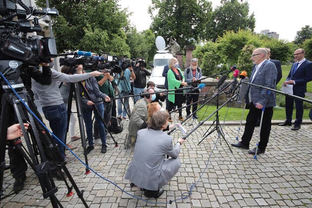 Bilder des Jahres 2020, News 05 Mai News Themen der Woche KW22 News Bilder des Tages Urteilsverkündung im Verfahren um manipulierte Abgaswerte bei VW am Bundesgerichtshof in Karlsruhe 25.05.2020 Karlsruhe, Deutschland Urteilsverkündung im Verfahren um manipulierte Abgaswerte bei VW am Bundesgerichtshof in Karlsruhe Herbert Gilbert (Kläger) Thorsten Gutschalk POOL *** Verdict in the proceedings concerning manipulated exhaust gas values at VW at the Federal Court of Justice in Karlsruhe 25 05 2020 Karlsruhe, Germany Verdict in the proceedings concerning manipulated exhaust gas values at VW at the Federal Court of Justice in Karlsruhe Herbert Gilbert Plaintiff Thorsten Gutschalk POOL