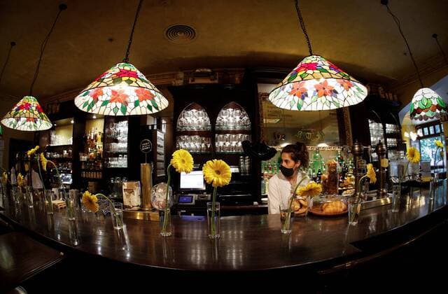 A waitress prepares her bar in Pamplona, Navarra on 25 May 2020 during the first day of phase 2 in Navarra . Madrid, Barcelona and Castilla Leon begins the phase 1 of the desescalation, while the rest of the country is on phase 2. Phase 2 in Navarra s region !ACHTUNG: NUR REDAKTIONELLE NUTZUNG!  Copyright: xVillarxLopezx GRAFCAV5937 20200525-637260050975960427