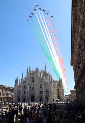 Bilder des Jahres 2020, News 05 Mai News Themen der Woche KW22 News Bilder des Tages foto ipp clemente marmorino milano 25 05 2020 passaggio sui cieli di milano della pattuglia aerea acrobatica frecce tricolori nella foto il passaggio sopra il duomo di milano *** photo ipp clemente marmorino milan 25 05 2020 passage over the skies of milan of the acrobatic air patrol tricolor arrows in the photo the passage over the dome of milan  0