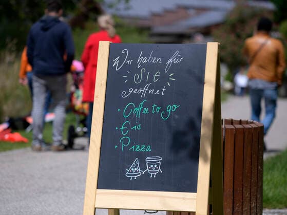 25.05.2020, Hopfensee in Bayern, Der Hopfensee bei Füssen im Allgäu, In Corona-Zeiten: Familienurlaub Zuhause in Deutschland wird groß geschrieben. Die Heimat wird neu Entdeckt bei den Urlaubern 2020. Am Fussweg am See steht eine Werbetafel für Coffee to Go, Pizzas und Eis zum mitnehmen. 25.05.2020, Ferien in Hopfensee in Bayern 25.05.2020, Ferien in Hopfensee in Bayern