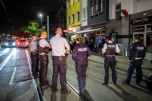 22.05.2020 , Essen , Am späten Freitagabend stürmen etwa 70 Männer ein türkisches Cafe auf der Mülheimer Straße in Frohnhausen , Polizei im Großeinsatz. *** 22 05 2020 , Essen , Late Friday evening about 70 men storm a Turkish cafe on Mülheimer Straße in Frohnhausen , Police in large-scale operation
