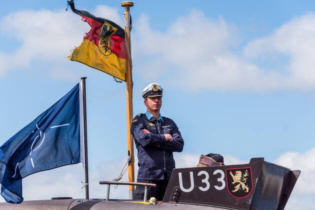 Bilder des Jahres 2020, News 05 Mai News Themen der Woche KW22 News Bilder des Tages Am Montag, den 25. Mai 2020 um 11.30 Uhr, wird das Uboot U33 im Marinestützpunkt und Heimathafen Eckernförde einlaufen. Das Boot unter der Führung von Kapitänleutnant Tobias Eikermann (33) hat seit Februar mehrere Aufklärungsfahrten an der Außengrenze der NATO unternommen und war in den zurückliegenden Wochen dem Maritimen Hauptquartier der Allianz (Allied Maritime Command, MARCOM) in Northwood (Großbritannien) unterstellt. Die Patrouille gehört zu den NATO Assurance Measures und hatte zum Schwerpunkt, die Aktivitäten der russischen Flotte zu beobachten. U33 gehört zu den ersten deutschen Ubooten, die dafür dem MARCOM unterstellt und von dessen Uboot-Führungszelle eingesetzt wurden. Die Maßnahmen der Rückversicherung sind Ze