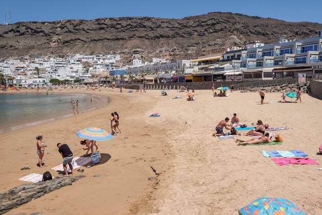 People enjoy a warm evening at Mogan beach, in Las Palmas de Gran Canaria, Canary islands, Spain, 25 May 2020, during the first day of phase 2 of deescalation amid coronavirus pandemic in the entire country besides Madrid, Barcelona and Castilla Leon, which remain on phase 1. Coronavirus situation in Spain !ACHTUNG: NUR REDAKTIONELLE NUTZUNG!  Copyright: xAngelxMedinaxG.x GRAFCAN5965 20200525-637260223135352988