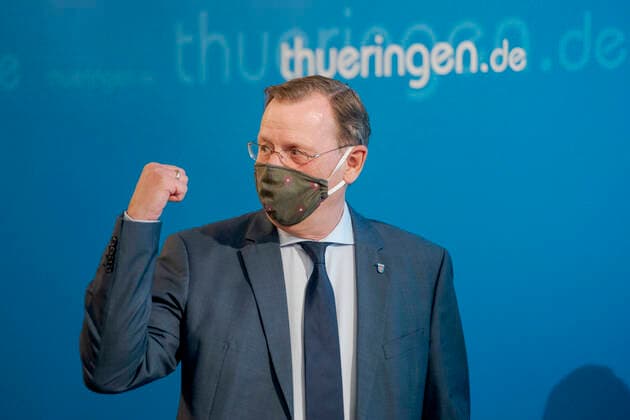 News Bilder des Tages PRESSEKONFERENZ - SITZUNG THÜRINGER LANDESREGIERUNG MIT KIRCHEN 25 05 2020 - Erfurt: Der Thüringer Ministerpräsident Bodo Ramelow (DIE LINKE) mit Mundschutz in der Medienkonferenz im Anschluss an das Jahresgespräch der Landesregierung mit den Evangelischen Kirchen und römisch-katholischen Bistümern im Freistaat Thüringen am 25. Mai 2020 in der Thüringer Staatskanzlei. _________________