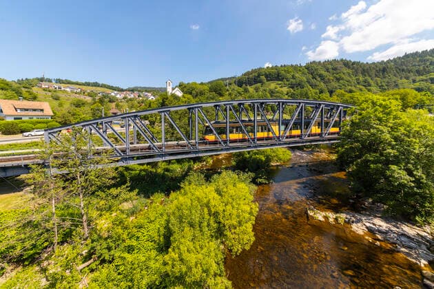 Deutschland, Baden-Württemberg, Weisenbach, 21.05.2020: Bahnbrücke über den Fluss Murg in Weisenbach im Landkreis Rastatt. Hier verkehrt die Murgtalbahn. *** Germany, Baden Württemberg, Weisenbach, 21 05 2020 Railway bridge over the river Murg in Weisenbach in the district of Rastatt The Murg valley railway runs here