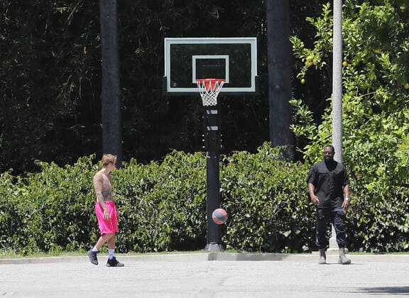 BEVERLY HILLS, CA - MAY 25: Justin Bieber Seen Playing Basketball with his bodyguard at his residence on Memorial Day in Beverly Hills, California on May 25, 2020. Copyright: xmpi99 MediaPunchx
