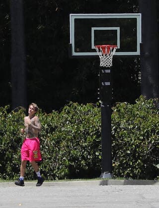 BEVERLY HILLS, CA - MAY 25: Justin Bieber Seen Playing Basketball with his bodyguard at his residence on Memorial Day in Beverly Hills, California on May 25, 2020. Copyright: xmpi99 MediaPunchx