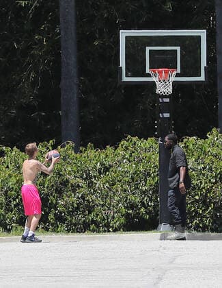 BEVERLY HILLS, CA - MAY 25: Justin Bieber Seen Playing Basketball with his bodyguard at his residence on Memorial Day in Beverly Hills, California on May 25, 2020. Copyright: xmpi99 MediaPunchx
