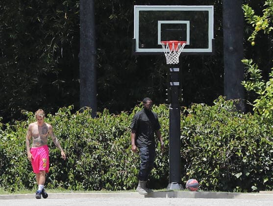 BEVERLY HILLS, CA - MAY 25: Justin Bieber Seen Playing Basketball with his bodyguard at his residence on Memorial Day in Beverly Hills, California on May 25, 2020. Copyright: xmpi99 MediaPunchx