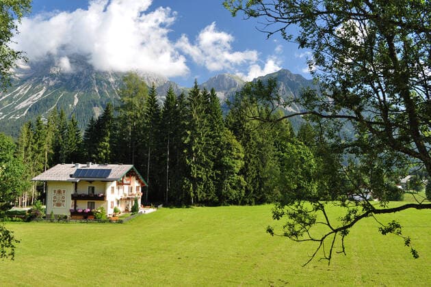 IMAGO Creative: Landleben, Mit Nachhaltigkeit grün auf dem Land leben wohnhaus,dachsteingebirge *** house,dachstein mountains s5f-hic