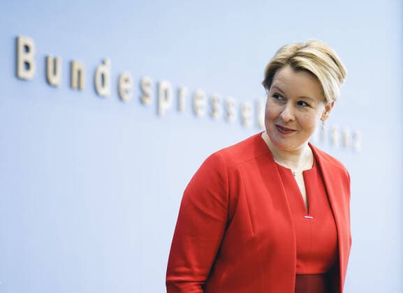 News Themen der Woche KW22 News Bilder des Tages Bundesfamilienministerin Franziska Giffey (SPD) im Rahmen der Bundespressekonferenz in Berlin, 25.05.2020 Berlin Deutschland *** Federal Minister for Family Affairs Franziska Giffey SPD at the Federal Press Conference in Berlin, 25 05 2020 Berlin Germany Copyright: xXanderxHeinl photothek.netx