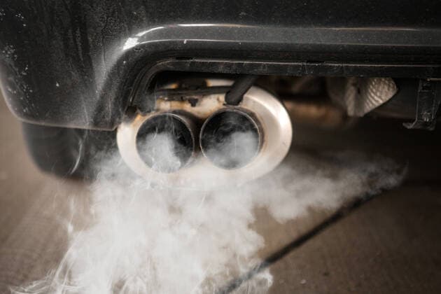 IMAGO Nature: Unsere Erde, Umweltverträgliche Herausforderungen, Kohlendioxid abgase,verbrennungsmotor,autoabgase *** emissions,combustion motor uoh-fpe