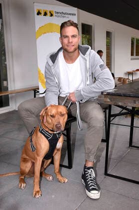 Sebastian Preuss (mit Hund Chopper) übergibt den Tierpflegern des Tierheims München zum Dank für ihren Einsatz während der Corona-Pandemie Rote Rosen. München, 25.05.2020
