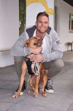 Sebastian Preuss (mit Hund Chopper) übergibt den Tierpflegern des Tierheims München zum Dank für ihren Einsatz während der Corona-Pandemie Rote Rosen. München, 25.05.2020