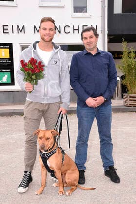 Sebastian Preuss (mit Hund Chopper und Claus Reichinger) übergibt den Tierpflegern des Tierheims München zum Dank für ihren Einsatz während der Corona-Pandemie Rote Rosen. München, 25.05.2020