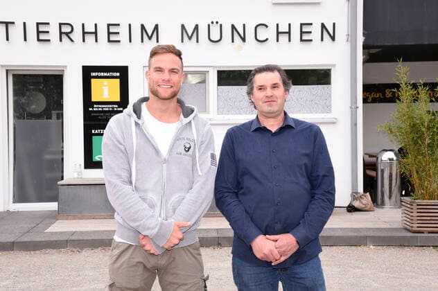 Sebastian Preuss (mit Claus Reichinger) übergibt den Tierpflegern des Tierheims München zum Dank für ihren Einsatz während der Corona-Pandemie Rote Rosen. München, 25.05.2020