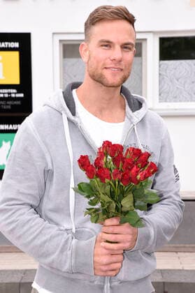 Sebastian Preuss übergibt den Tierpflegern des Tierheims München zum Dank für ihren Einsatz während der Corona-Pandemie Rote Rosen. München, 25.05.2020