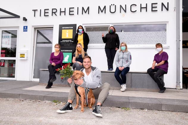 Sebastian Preuss (mit Hund Chopper und Tierpflegerinnen) übergibt den Tierpflegern des Tierheims München zum Dank für ihren Einsatz während der Corona-Pandemie Rote Rosen. München, 25.05.2020