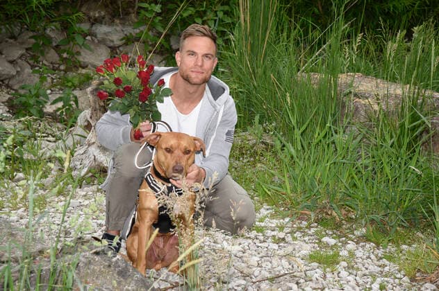 Sebastian Preuss (mit Hund Chopper) übergibt den Tierpflegern des Tierheims München zum Dank für ihren Einsatz während der Corona-Pandemie Rote Rosen. München, 25.05.2020