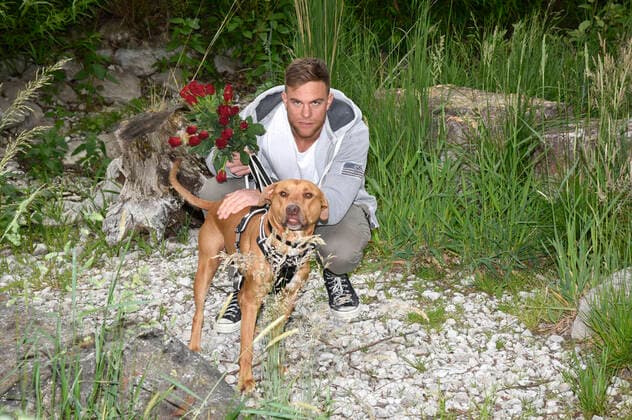 Sebastian Preuss (mit Hund Chopper) übergibt den Tierpflegern des Tierheims München zum Dank für ihren Einsatz während der Corona-Pandemie Rote Rosen. München, 25.05.2020