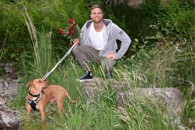 Sebastian Preuss (mit Hund Chopper) übergibt den Tierpflegern des Tierheims München zum Dank für ihren Einsatz während der Corona-Pandemie Rote Rosen. München, 25.05.2020