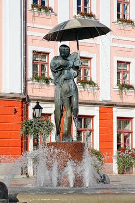 brunnenfigur,tartu,küssende studenten *** fountain figurine,tartu y07-ghp,EDITORIAL USE ONLY