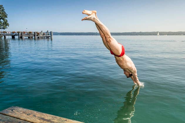 kopfsprung,starnberger see *** forward dive,lake starnberg z4o-fzk,model released, Symbolfoto