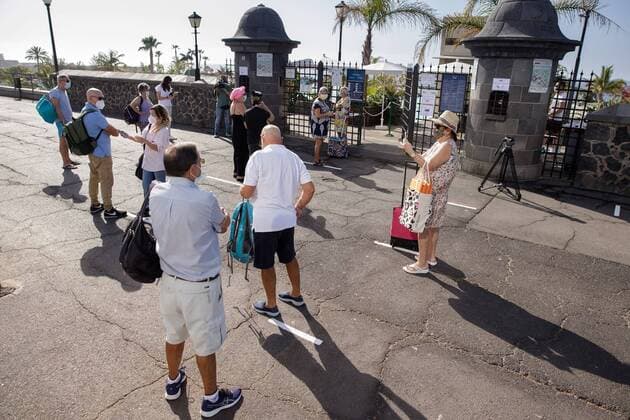 Several people wearing protective face masks await to enter into a public swimming pool, in Santa Cruz de Tenerife, Canary Islands, Spain, 26 May 2020. Spain is on phase 2 of deescalation amid coronavirus pandemic besides Madrid, Barcelona and big parts of the region of Castilla-Leon, which remain on phase 1. Coronavirus situation in Spain !ACHTUNG: NUR REDAKTIONELLE NUTZUNG!  Copyright: xRamonxdexlaxRochax GRAFCAN6032 20200526-637261039046732065