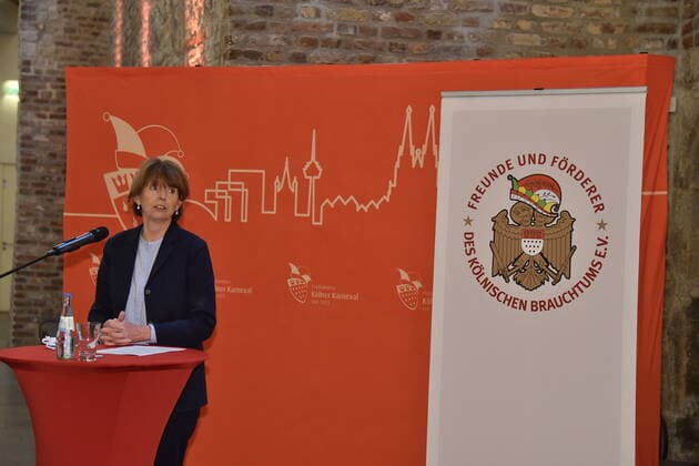Henriette Reker, Oberbürgermeisterin der Stadt Köln redet bei PK zu die Förderer des kölschen Brauchtum und die Kölner Karnevalisten verleihen im Herbst 2020 das erste mal den Karl Küpper Preis. Zum 50. Tadestag des Karnevalisten Karl Küpper wird der mit 10.000 Euro dotierte Preis für Engagement und Toleranz vergeben.