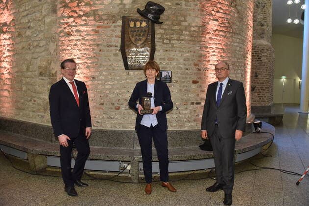 Chrsitoph Kuckelkorn, Präsident Festkomitee Kölner Karneval, l-r, Henriette Reker, Oberbürgermeinsterin der Stadt Köln und Bernhard Conin, Vorsitzender Freunde und Förderer des kölnischen Brauchtums posieren bei PK zu die Förderer des kölschen Brauchtum und die Kölner Karnevalisten verleihen im Herbst 2020 das erste mal den Karl Küpper Preis. Zum 50. Tadestag des Karnevalisten Karl Küpper wird der mit 10.000 Euro dotierte Preis für Engagement und Toleranz vergeben.